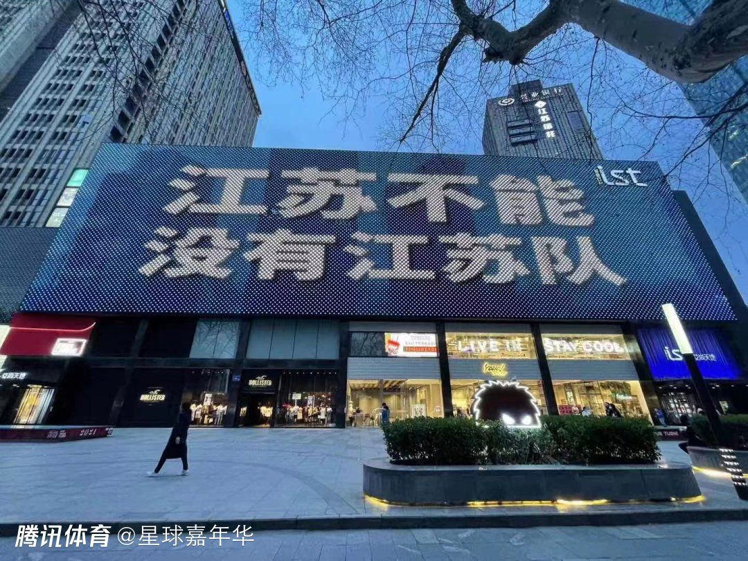 本赛季邓弗里斯完全融入了小因扎吉的战术体系，且一直在成长，无论在俱乐部还是球队，邓弗里斯都很受欢迎，国米也已经开出了续约报价，但显然这个续约报价无法满足球员的需求，甚至相差甚远。